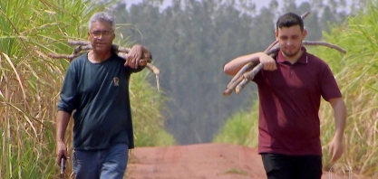 Estudante faz descoberta científica ao tentar ajudar o pai, um vendedor de caldo de cana