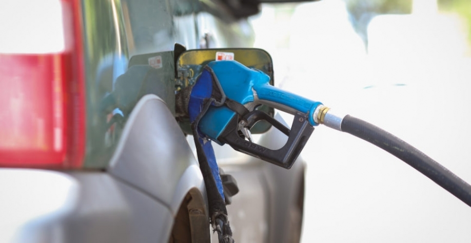 Adulteração da quantidade de combustível vendida na bomba é 1 dos desvios no mercado de combustíveis. Sérgio Lima/Poder360 