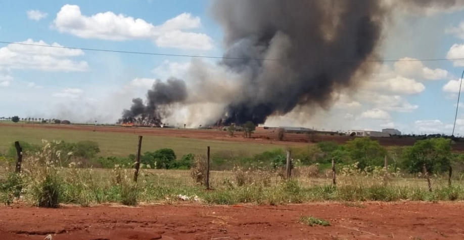 Queimada atingiu área de canavial em Jaú e fumaça invadiu rodovia — Foto: Arquivo pessoal