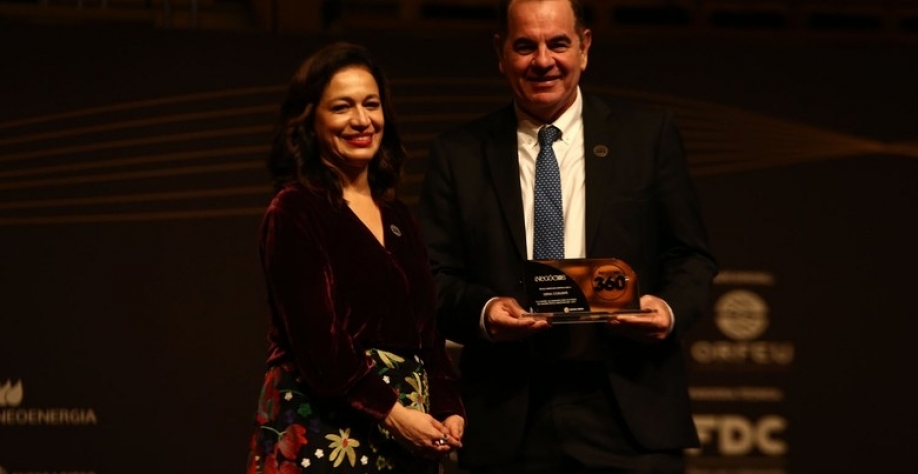 Mario Lorencatto, presidente da Usina Coruripe, recebe o prêmio Época Negócios 360º da diretora de redação da revista, Sandra Boccia (Foto: Alexandre DiPaula)