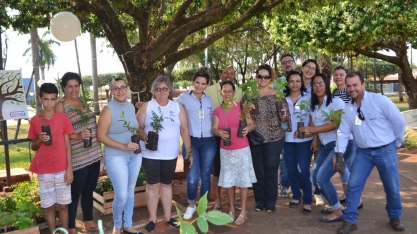 Distribuição de mudas marca o Dia da Árvore