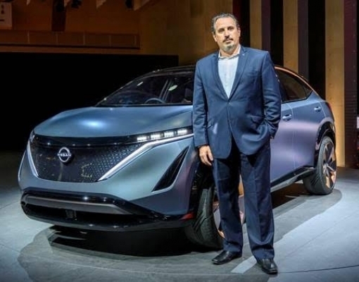 O presidente da Nissan no Brasil, Marco Silva, no Salão do Automóvel de Tóquio, com o protótipo Ariya, o primeiro utilitário esportivo (SUV) elétrico da marca