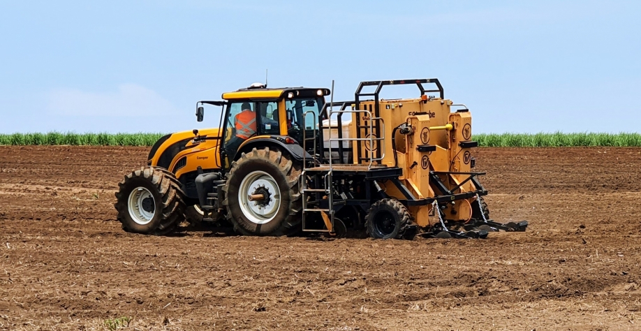 Plantadora realizando o plantio de Emerald planta 1 hectare por hora