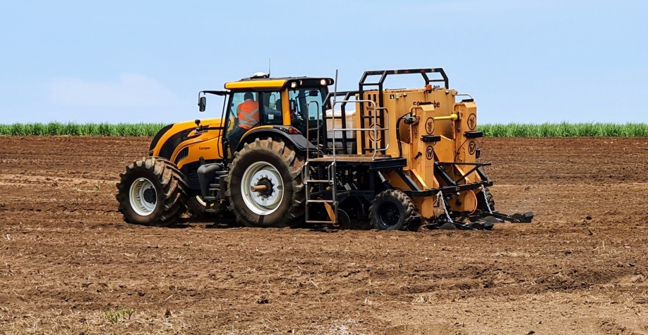 A Syngenta fez parceria com a Watanabe para o desenvolvimento da plantadora do Emerald e com a AGCO que fornece o trator para tracionar a máquina
