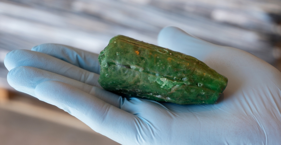 Esse é o Emerald: um tecido vegetativo trabalhado industrialmente, encapsulado, recebe tratamentos químicos, hormônios e cera