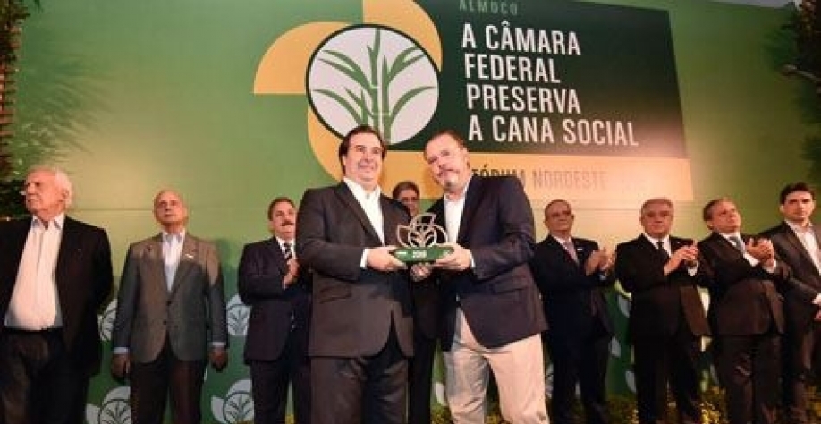 Presidente do Grupo EQM Eduardo de Queiroz Monteiro junto ao presidente da Câmara Rodrigo MaiaFoto: Rafael Furtado/ Folha de Pernambuco