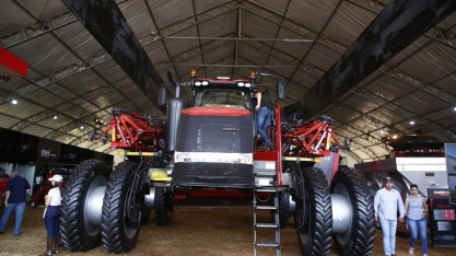 Produção de máquinas agrícolas e rodoviárias caiu 30,3% em outubro