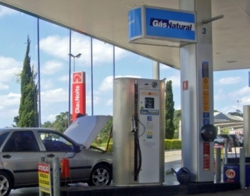 Dados preliminares de pesquisa realizada pelo RCGI mostram que, em circuito urbano, com o preço de um litro de gasolina o motorista rodaria quase o dobro da distância se usasse o GNV (foto: Wikimedia Commons)