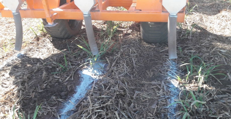 Testes de aplicação de calcário realizado durante o desenvolvimento do Distribuidor de Adubo e Calcário da DMB