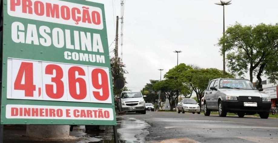 Gasolina subiu R$ 0,149 neste início de dezembro - Crédito: Hedio Fazan/Dourados News