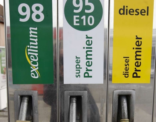 Bomba de combustível com gasolina E10, mistura com etanol, em Pierrelaye, França 15/04/2009 REUTERS/Charles Platiau Foto: Reuters