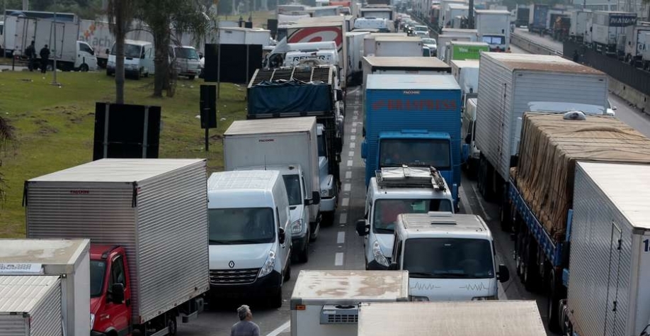 Caminhões parados na BR-116 durante greve de caminhoneiros em São Paulo 25/05/2018 REUTERS/Leonardo Benassatto. Foto: Reuters