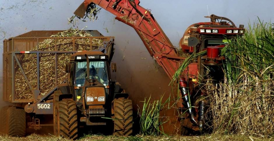 Trator é carregado com cana-de-açúcar em Sertãozinho (SP) 21/04/2007 REUTERS/Paulo Whitaker. Foto: Reuters