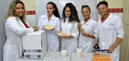 Estudantes brasileiras criam plástico biodegradável com bagaço da cana