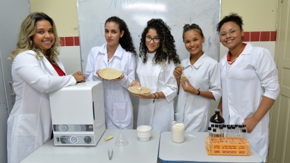 Estudantes brasileiras criam plástico biodegradável com bagaço da cana