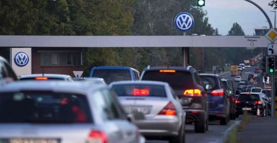 Carros circulam perto de fábrica da Volkswagen em Wolfsburg, Alemanha. 23/9/2015. REUTERS/Axel Schmidt Foto: Reuters