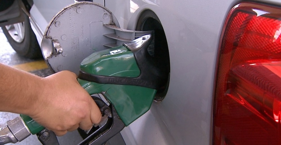 Veículo sendo abastecido com etanol em posto de combustível em Ribeirão Preto — Foto: Fábio Junior/EPTV