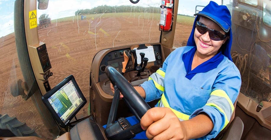 A mecanização contribui para aumentar a presença feminina no setor