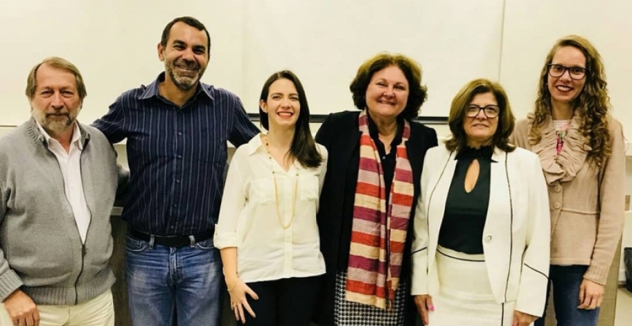 Esquerda para a direita: professores Tremiliosi Filho (USP), Marcelo Orlandi (Unesp), pesquisadora Juliana Ferreira de Brito, e professoras Maria Valnice Boldrin (orientadora), Lúcia Mascaro (UFSCar) e Michelle Brugnera (UFMT) na defesa da tese de Juliana