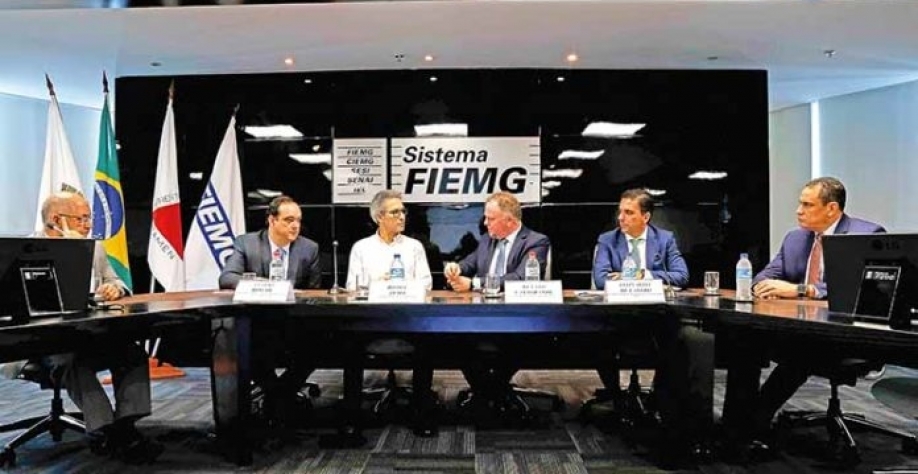 Representantes das indústrias mineira e capixaba e governadores dos dois estados estiveram reunidos ontem para apresentar o Plano Estratégico – Crédito: Gil Leonardi / Imprensa MG