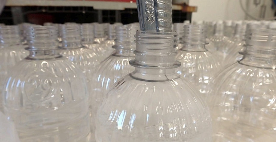 Empresa de cachaça de Pirassununga substitui parte da produção por álcool 70% — Foto: Wilson Aiello/EPTV