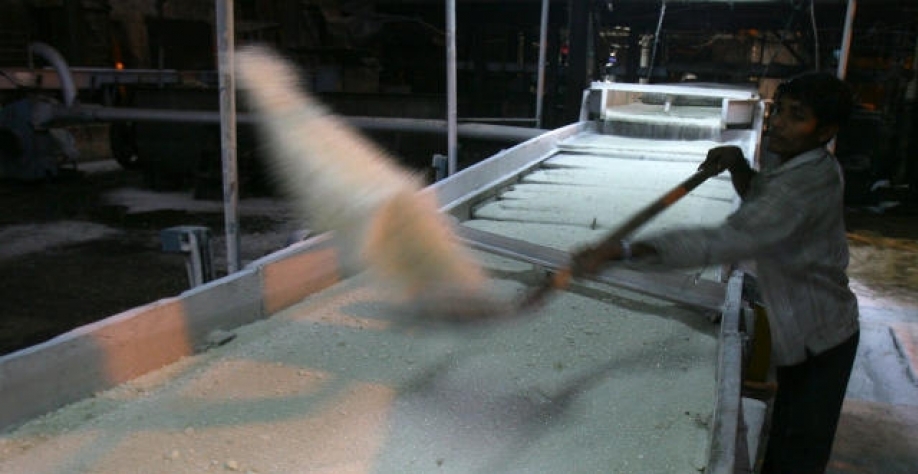 A Índia, que tenta lidar com estoques recordes, quer aumentar as vendas de açúcar bruto para países como Indonésia e Malásia e, assim, reduzir o excesso de oferta doméstica (Imagem: REUTERS/Ajay Verma)