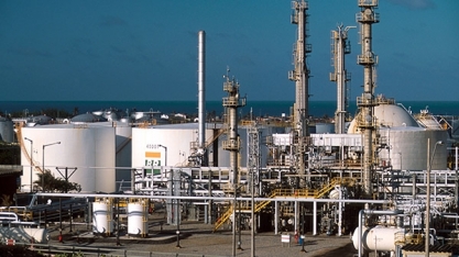 Crash do petróleo coloca governos da América Latina em sinuca de bico: gastar ou não gastar?