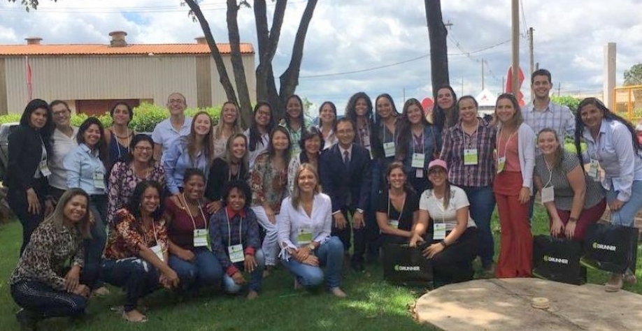 A Raízen conta com 4164 mulheres: na foto, algumas delas ao lado de Pedro Mizutani, do conselho da Cosan, no Encontro Cana Substantivo Feminino de 2019.  Fotos: Divulgação Raízen