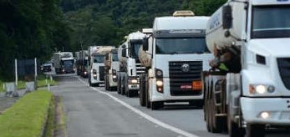 Sem serviços e restaurantes nas estradas, caminhoneiros pedem apoio