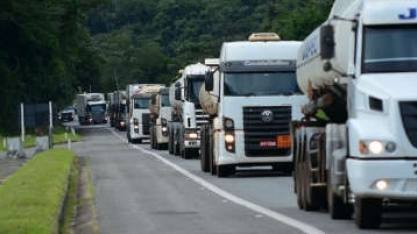 Sem serviços e restaurantes nas estradas, caminhoneiros pedem apoio