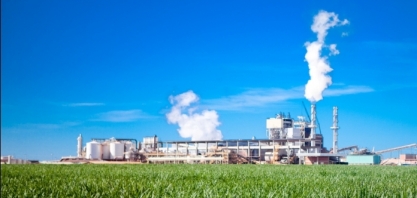 Tombo do petróleo golpeia usinas