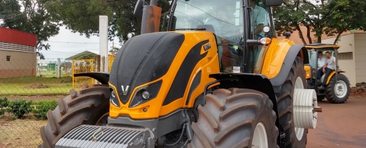 Valtra levará dois tratores para test drive no IX Encontro Cana Substantivo Feminino