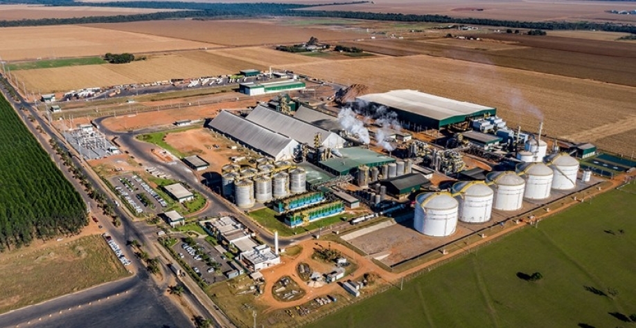 Usina de etanol de milho em Lucas do Rio Verde (MT). Indústria tem visto competitividade do combustível cair (Foto: Rogerio Albuquerque)