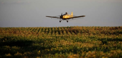 CNA pede suspensão de leis municipais que proíbem pulverização aérea de agrotóxicos