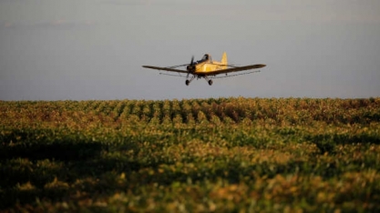 CNA pede suspensão de leis municipais que proíbem pulverização aérea de agrotóxicos