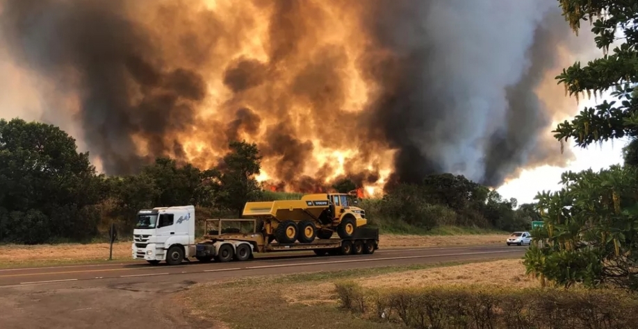 Clima seco e a baixa umidade do ar potencializam os riscos de incêndio em canaviais — Foto: Ascana/Divulgação