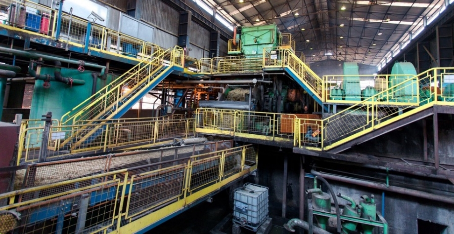 Interior da usina de etanol da Raízen, em Piracicaba - empresa tem vagas de estágio — Foto: Marcelo Brandt/G1