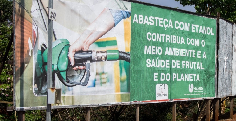 Um dos outdoors que estão em veiculação em diversos pontos de Frutal, MG. Ação desenvolvida pela Usina Cerradão que aderiu a campanha da Siamig