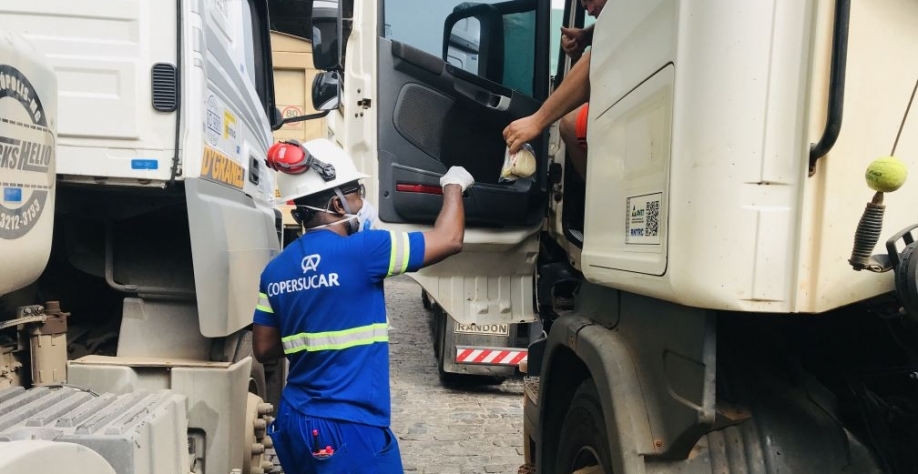 Colaborador da Copersucar entrega lanche para caminhoneiro no terminal do Porto de Santos/ Crédito: Imagem Copersucar