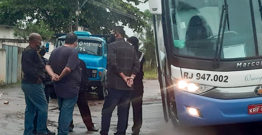 Trabalhadores de usina de cana voltaram para MG após passagem de ônibus ser bloqueada em ação de barreira sanitária em Campos — Foto: Prefeitura de Campos/Divulgação