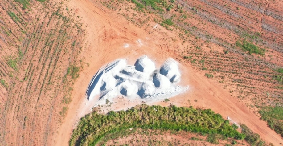 Insumos agrícolas foram desviados de uma usina de álcool — Foto: Polícia Civil