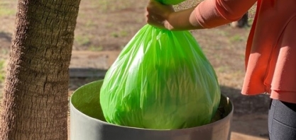 Empresa brasileira produz saco de lixo feito de planta e com zero emissão de carbono