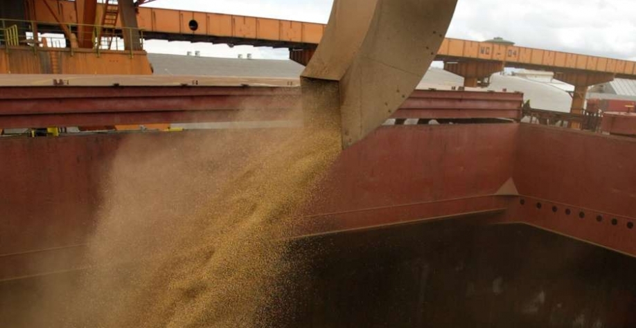 Navio carregado com soja para exportação no porto de Paranaguá (PR) 27/03/2003 REUTERS/Paulo Whitaker Foto: Reuters