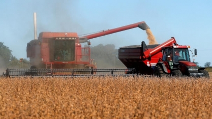 Indústria de máquinas agrícolas sobe preço no Brasil para mitigar custos com câmbio