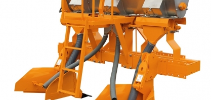 DMB mostra benefícios de sulcador para plantio manual de cana em feira digital