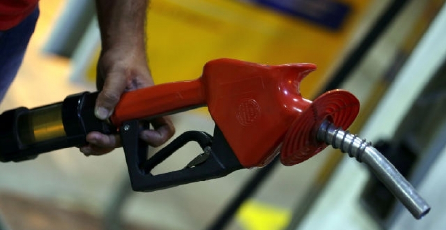 Gasolina mais cara segue no radar dos produtores de etanol com alta do petróleo (Imagem: REUTERS/Paulo Whitaker)