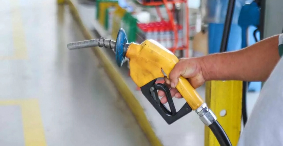 Frentista retira mangueira da bomba para abastecer veículo (Foto: Marcos Maluf/Arquivo)  - CREDITO: CAMPO GRANDE NEWS