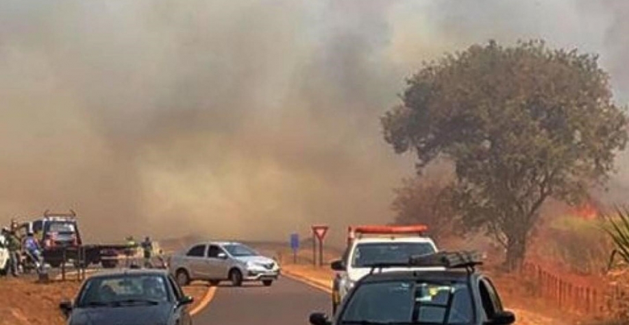  Incêndios em canaviais fecham estradas na região de Ribeirão Preto. Crédito: Revide