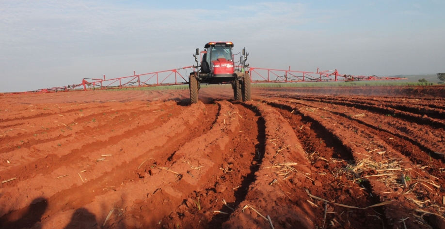Mistura de tanque foi legalizada pela MAPA em 2018. Porém, procedimento deve ser feito com cautela e apenas após profundo estudo das interações entre os princípios ativos. Foto: Arquivo CanaOnline