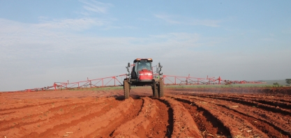 Embora legal, mistura de herbicidas no tanque pode causar sérios prejuízos ao manejo de plantas daninhas